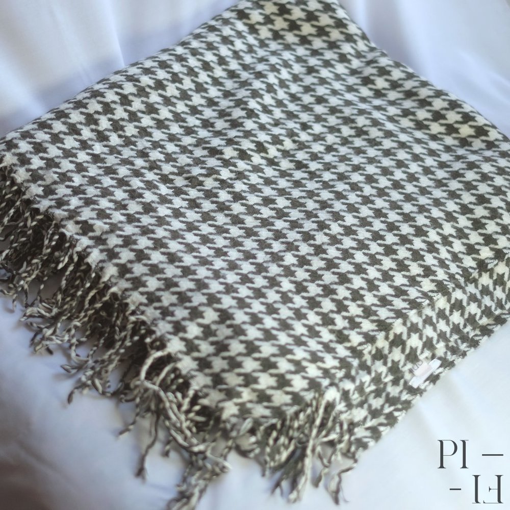 HUGE warm houndstooth pattern scarf 145cm x 150cm